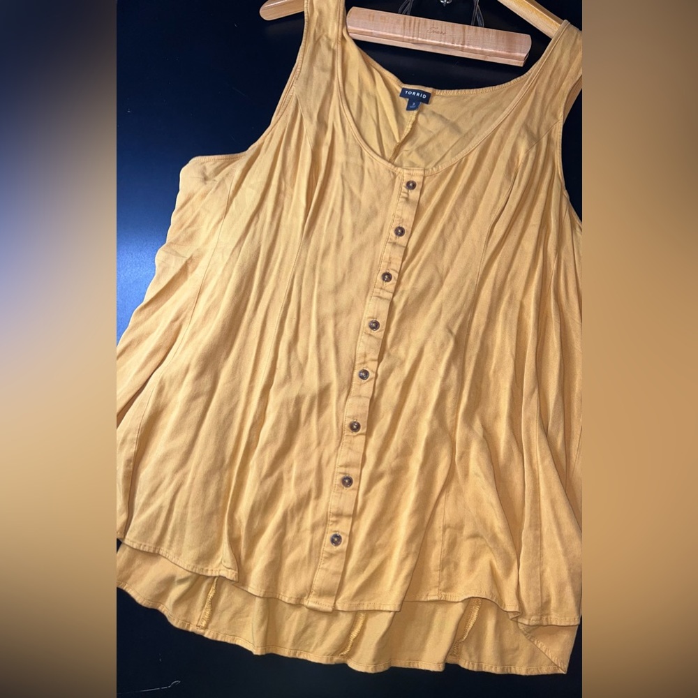 TORRID Mustard Yellow Soft Button Front Tank Size 3 EUC